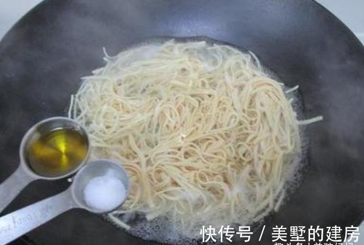 补脑|想补脑别再只会给娃吃鱼，这3种家庭常备食物，和吃鱼平分秋色