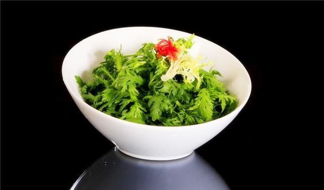 茼蒿|茼蒿的营养价值高,哪几类人不能吃?专家提醒:这几类人需要注意