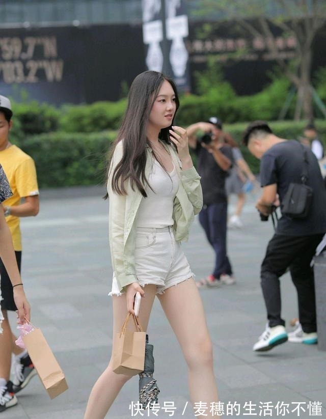 气温差 时髦浅绿衬衣,配合牛仔短裤,突显清新效果!