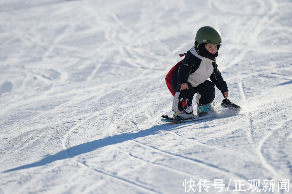 雪上萌娃“飞行记”