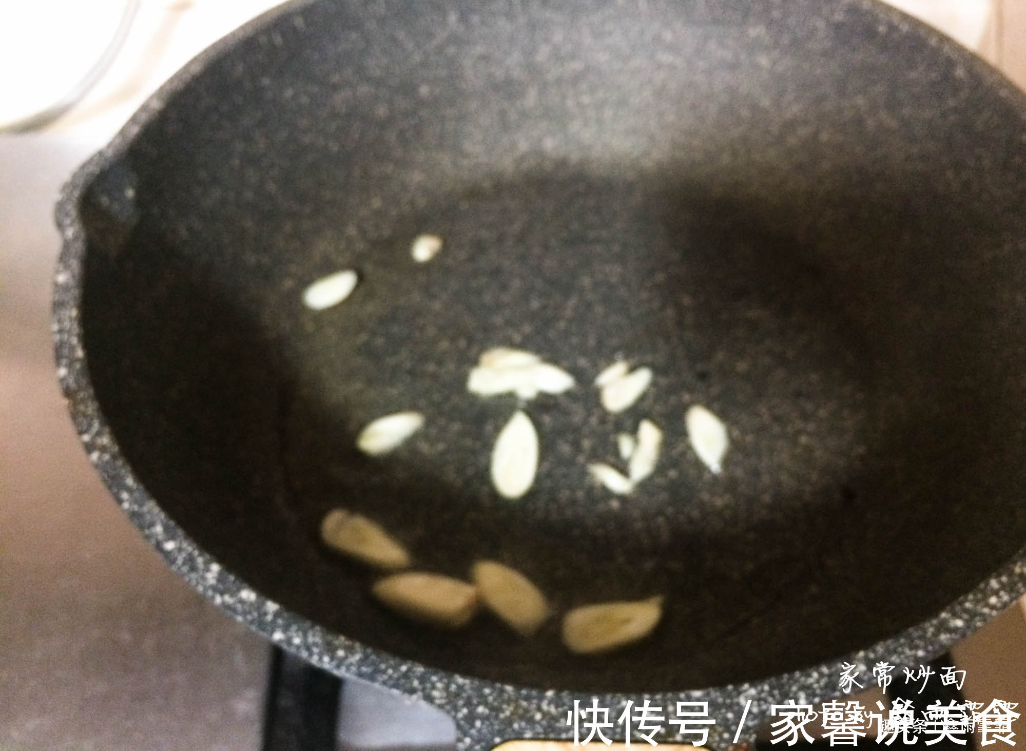 一个人在家,没心思做饭,弄一碗炒面,不仅能填饱肚子,营养足够