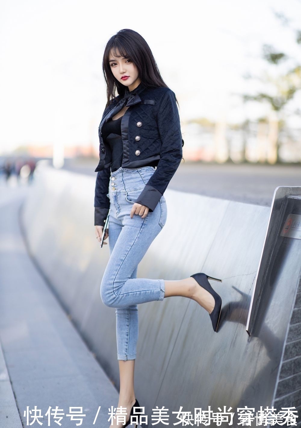 针织开衫 牛仔裤搭配短款上衣外套,尽显优雅气质,配上细跟高跟鞋更加迷人