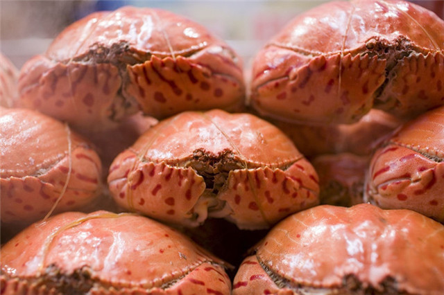 蒸螃蟹用冷水还是热水?做错这一步,难怪蒸出来,蟹黄都漏了