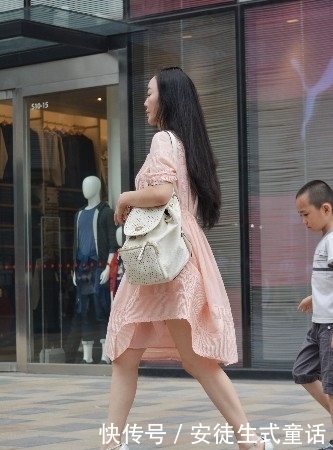 两不误|粉色连衣裙穿着超高细跟鞋的辣妈,带孩子和时尚穿搭两不误
