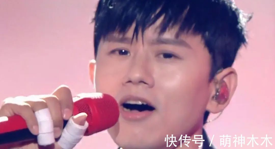 北京购物晚会状况多：白敬亭唾沫星子直飞，周海媚害怕升降台吓爬