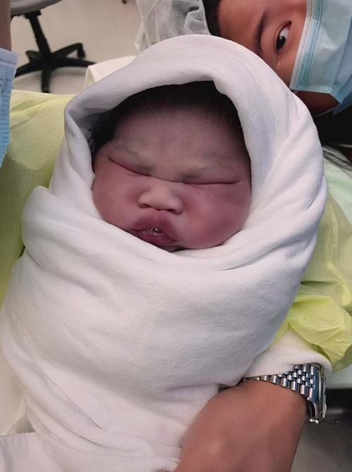 新生儿|新生儿太丑,爸爸一脸无奈,妈妈眼角含泪,货品一出概不退换