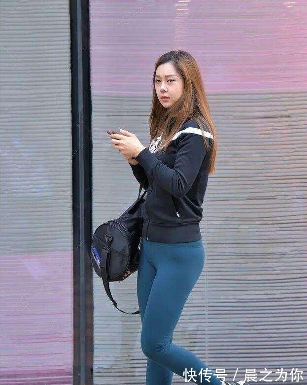 白色上衣 亭亭玉立的打底裤美女,让你放松心情,大方优雅