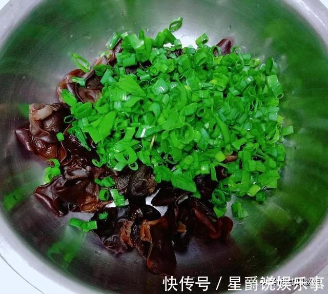 午饭|好久没吃木耳炒鸡蛋了,午饭偷个懒,炒盘木耳鸡蛋,老公:炒太少