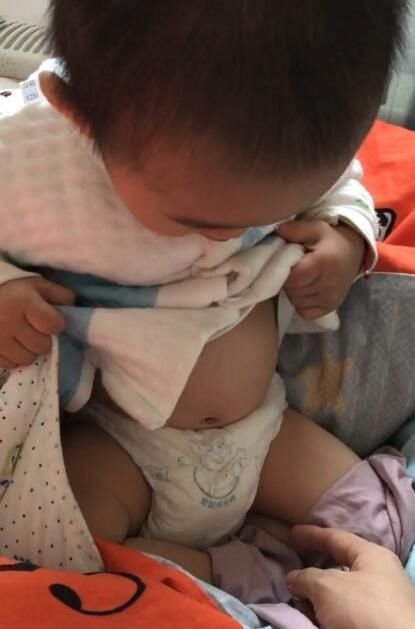 妈妈|妈妈外出,爸爸发来喜讯“一天娃胖了2斤”,看到照片妈妈气笑了