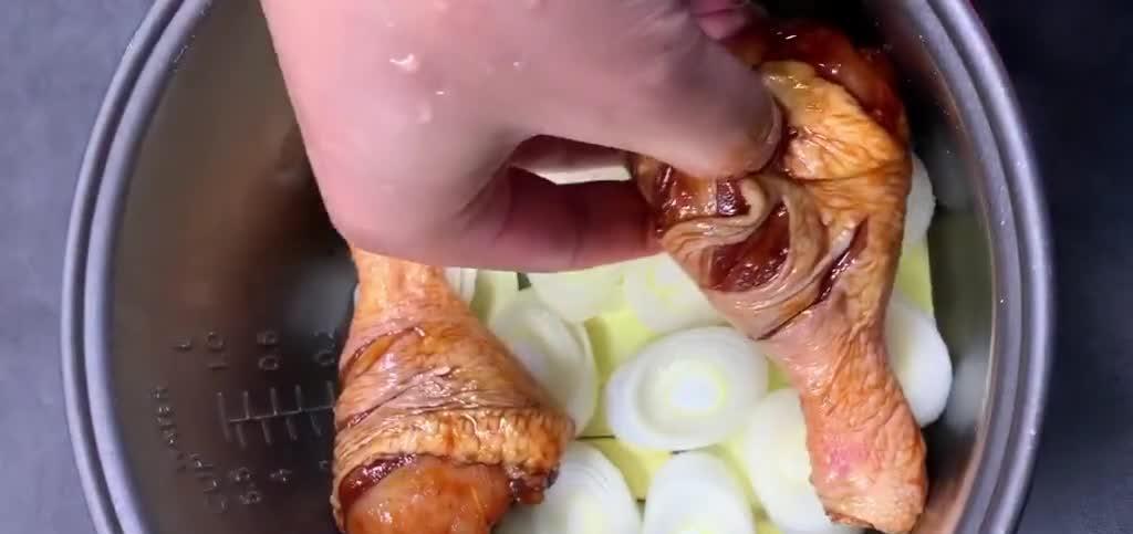 懒人版电饭煲菜,咸香微辣软烂脱骨,营养美味全家人都抢着吃