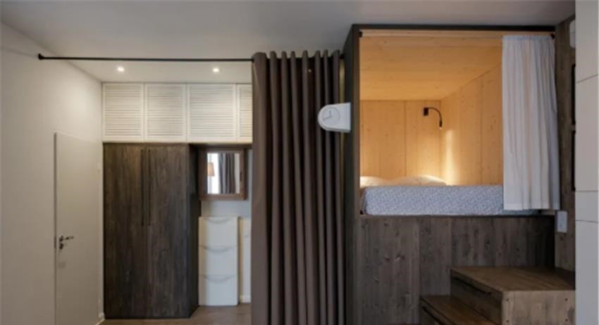 盒子|35㎡小公寓,夫妻俩把床抬高1米后睡在“盒子”里?这设计够巧妙