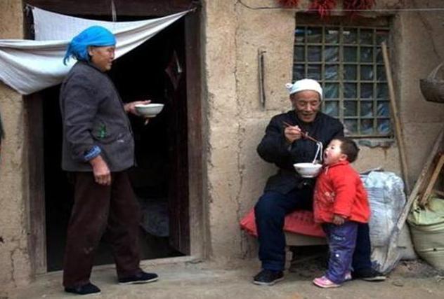 孩子|22岁姐姐拒养2岁弟弟败诉，父母赢了法输了情，网友养不起别生