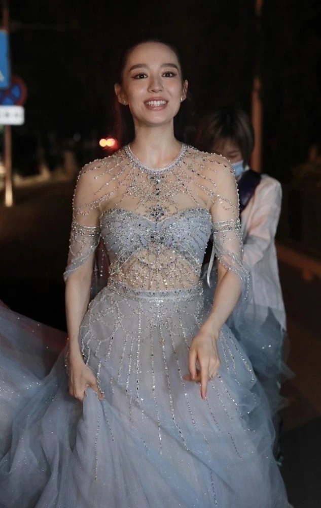 薄纱|郎朗的小娇妻吉娜身材绝了!穿薄纱连衣裙展现S曲线感,高级优雅