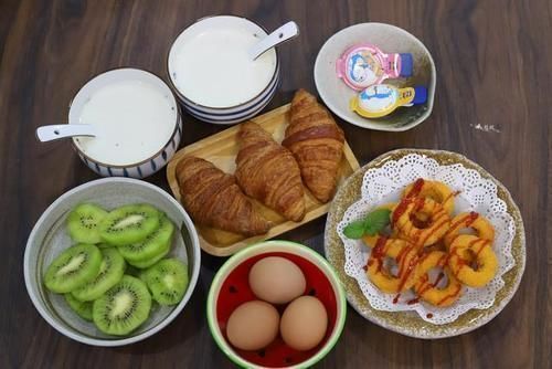 牛角面包|早餐不吃粥,牛奶面包更营养,晒晒我家孩子的早餐,美味又健康