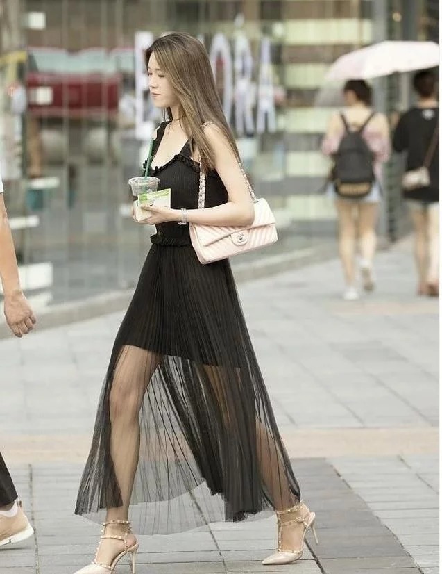 街拍:小姐姐身穿黑色吊带连衣裙,修长的美腿让人羡慕不已