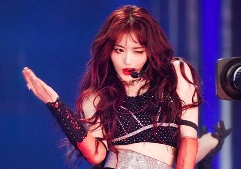  救场|孔雪儿618晚会遇舞台事故，裙子开了险滑落，淡定救场获赞无数