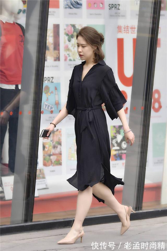 喇叭裤 街拍:尖头细跟鞋搭配,细跟高度很重要,款式选择也不能忽视