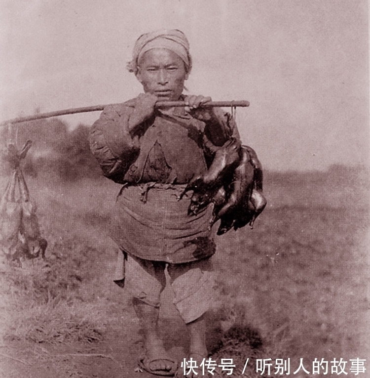 老照片|晚清老照片卖烤鸭的小贩,正妻面前胆敢坐着的小妾,图5“撸着猫”吸大烟