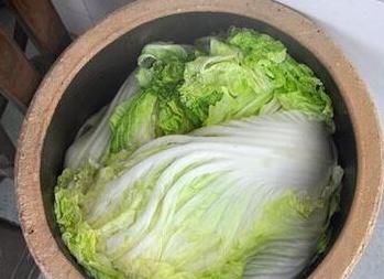 腌酸菜时,别傻傻只会放盐,多加这一步,酸菜脆爽,放1年都不坏
