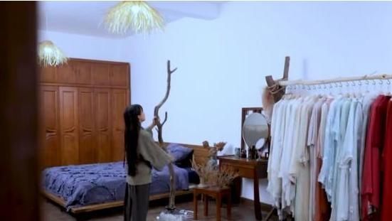  小房|走进李子柒的农家小房，卧室衣架都是树枝做的，生活也太原始了