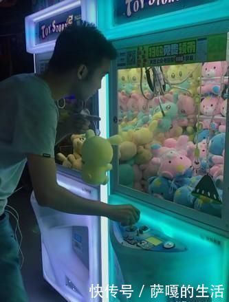 真人版“抓娃娃”火了亲爹将娃放娃娃机,娃一脸“仇视”笑翻了