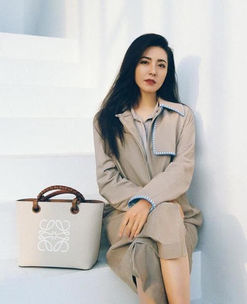 曾黎 真懂搭配技巧，拼接款风衣点缀蓝色花边，时尚减龄御姐范十足