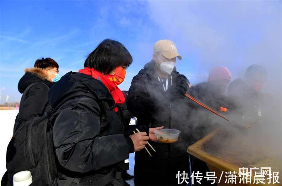 冰雪季|呼和浩特冰雪季：上百人冰天雪地里吃火锅