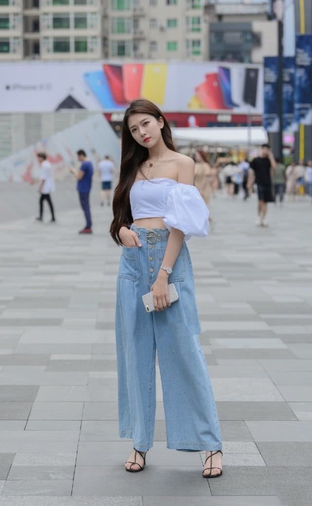 雪纺衫|街拍：身材高挑的美女，黑色的牛仔裤搭配针织背心，彰显年轻的风采