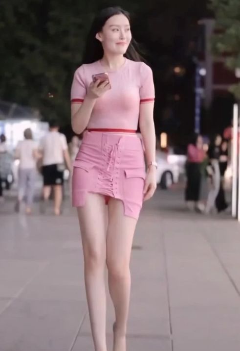 大长腿|街拍：不喜欢一个人逛街，就约上自己的姐妹，当然搭配也不能差了