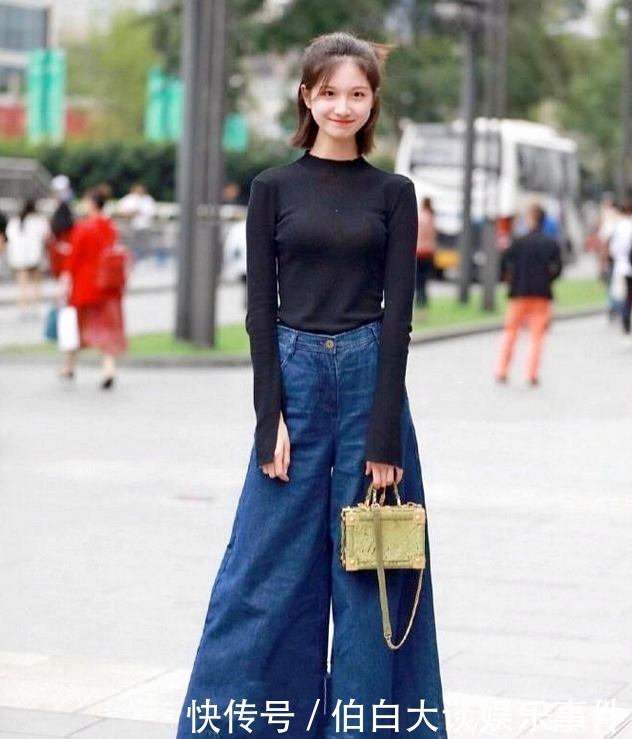 小姐姐|小姐姐超肥牛仔裤黑上衣装扮,走简约路线,优雅中透着小魅惑