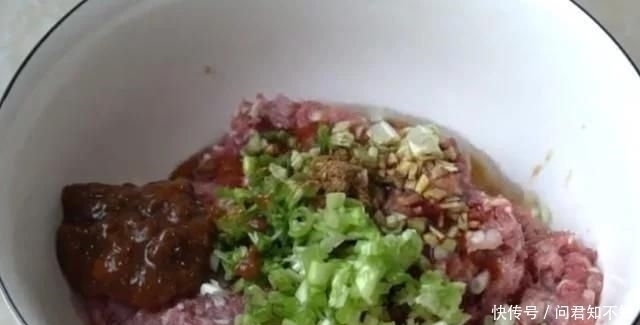 做法|白萝卜最好吃的做法,不水煮不油炸,鲜嫩又多汁,一口一个真过瘾