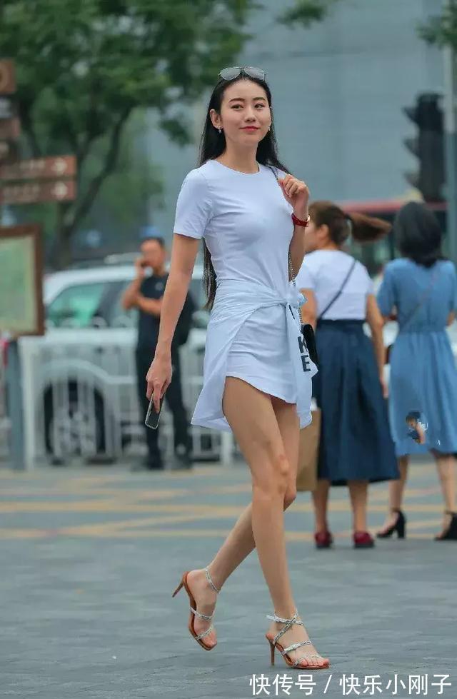 裙摆 修身的白色t恤裙,简约款式加上纯净颜色,看上去青春靓丽