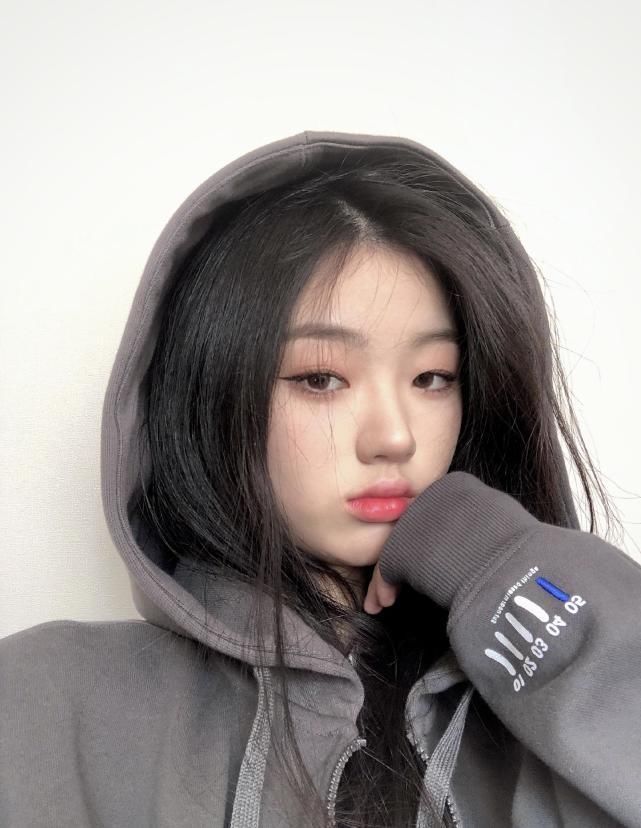 她是《中国好声音》冠军热门人选，18岁单依纯唱哭观众，颜值惊艳
