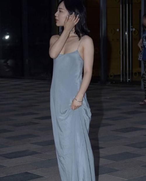 美女 吊带长裙,轻松演绎美女的另类小性感,太时尚了!