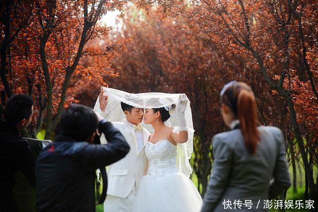 婚礼现场新娘独自开车前来,只因接亲堵门时女方舅舅硬要5条中华