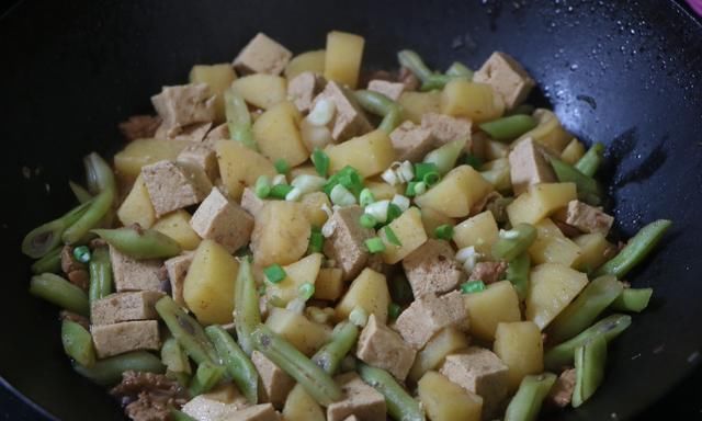  美食|在老姐家做客，只炖了一锅菜，全家老小7口人吃饱喝足，太满足了