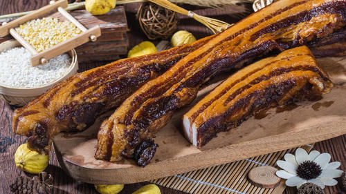 蒸腊肉不要直接上锅蒸，事前多加1个步骤，腊肉又香又入味还不咸