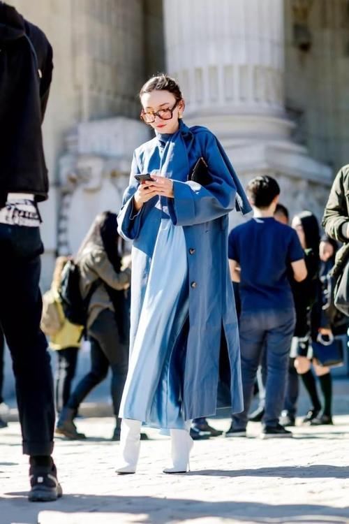 真正会穿的女人，春天穿风衣都这样搭裙子，你想要的时髦高级都有