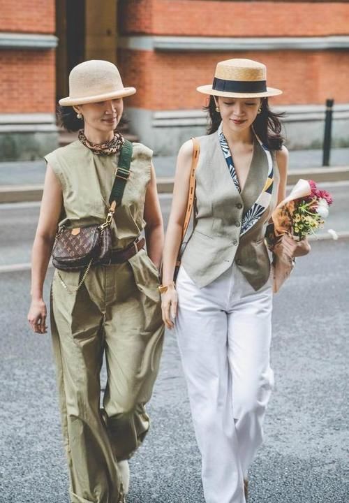 T恤 50岁以后穿T恤会很土,今年流行三木妈妈的穿搭,优雅减龄又时髦