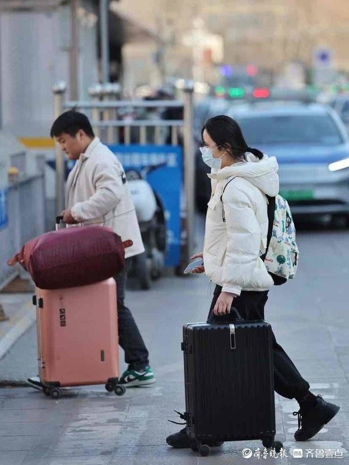 济南高校陆续开学，火车站迎学生返程小高峰