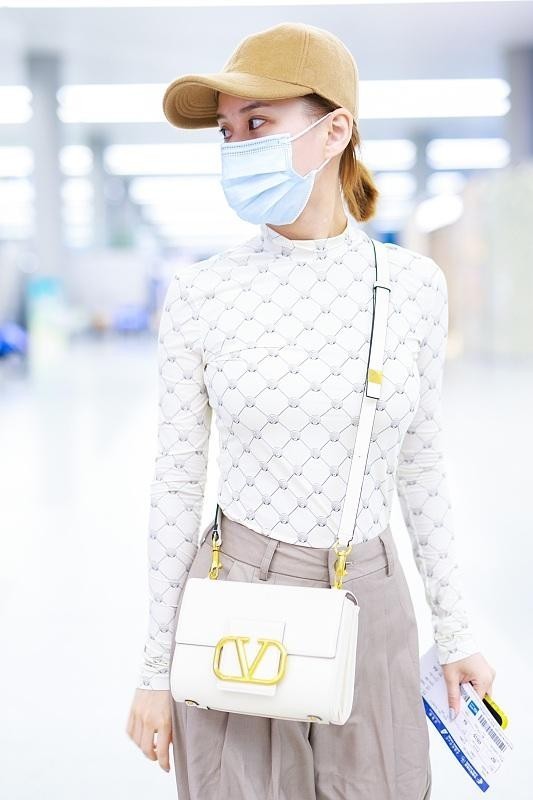 白色上衣 白色的上衣太适合冬天穿,不仅高级还有气场,富二代何超莲也在穿