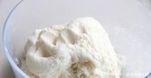 面粉不做包子,教你懒人吃法,两手一卷,一锅蒸一个解决全家早餐