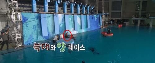 救生衣|在《RunningMan》遭惩罚，却差点溺水，IU不参加综艺另有原因？