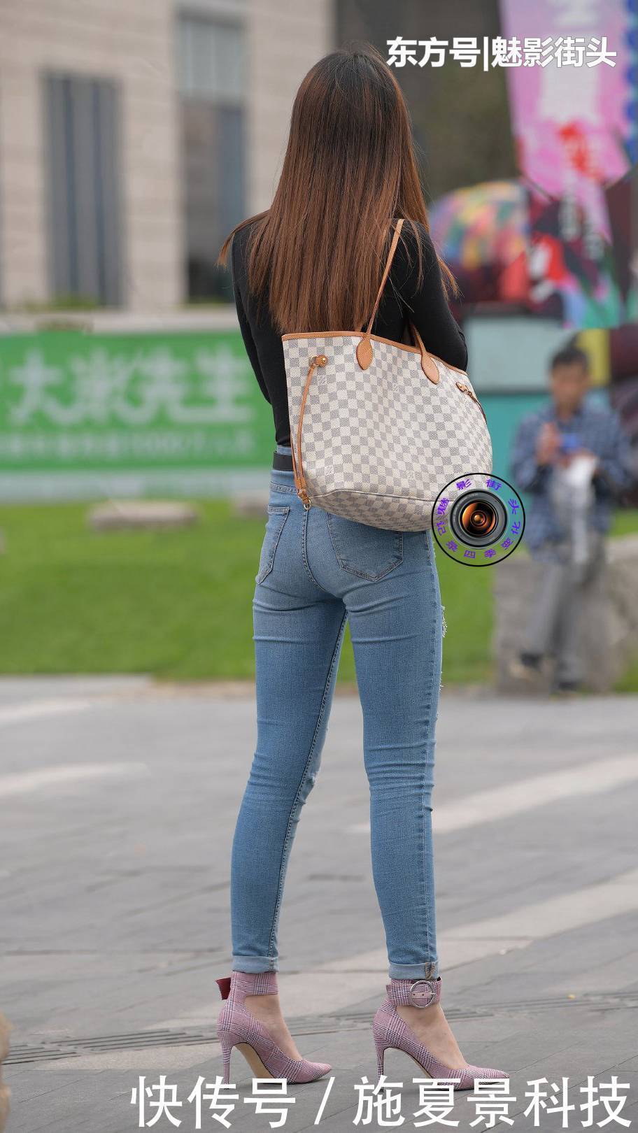 黑色紧身T恤搭配蓝色紧身牛仔裤，脚下的紫色高跟鞋时尚又好看