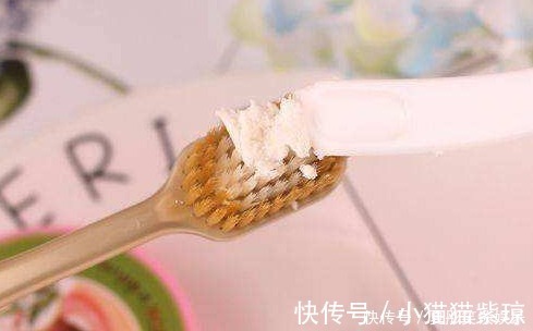 结石|牙齿上的“石头”臭烘烘,教你几招,牙垢哗哗掉,再也不用去洗牙