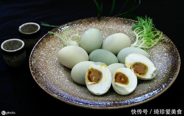 吃咸鸭蛋有什么好处?哪些人不宜多吃?爱吃咸鸭蛋的你不妨来了解