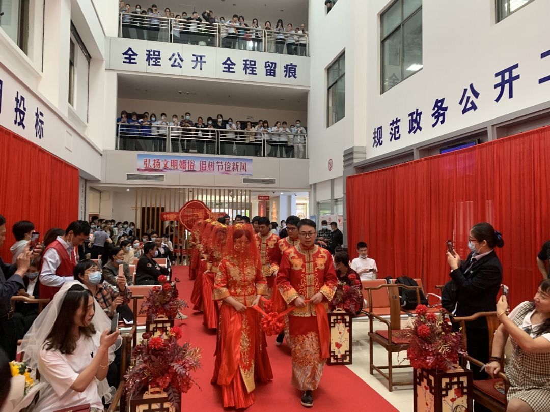 弘扬|排面十足，临海今天的这场集体婚礼超甜！