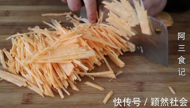 红薯里加3个鸡蛋，实在太香了，给肉都不换，每次上桌瞬间抢光