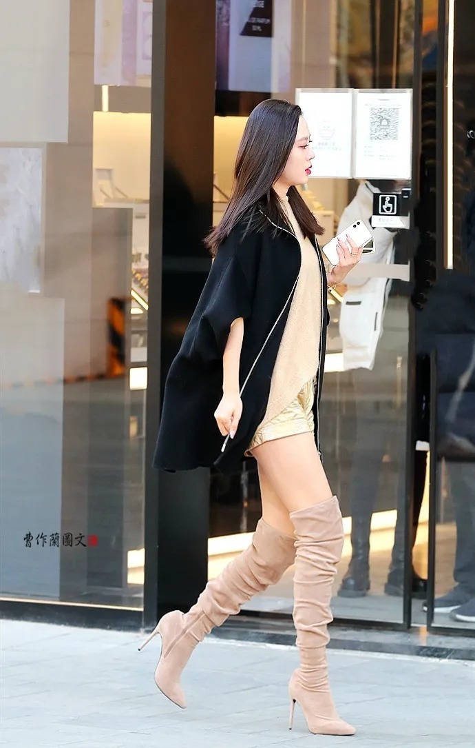 街拍:冬天大街上不怕冷的肉丝美女