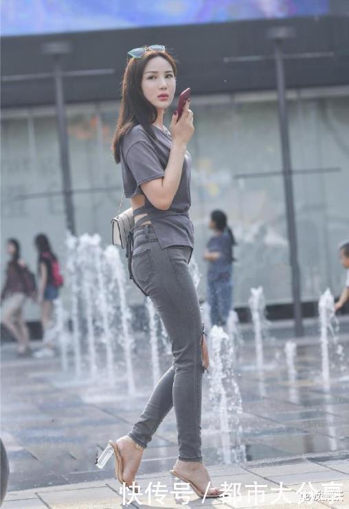 这位阿姨想必是对“破洞”牛仔裤有什么误解,腿都磨“肿”了